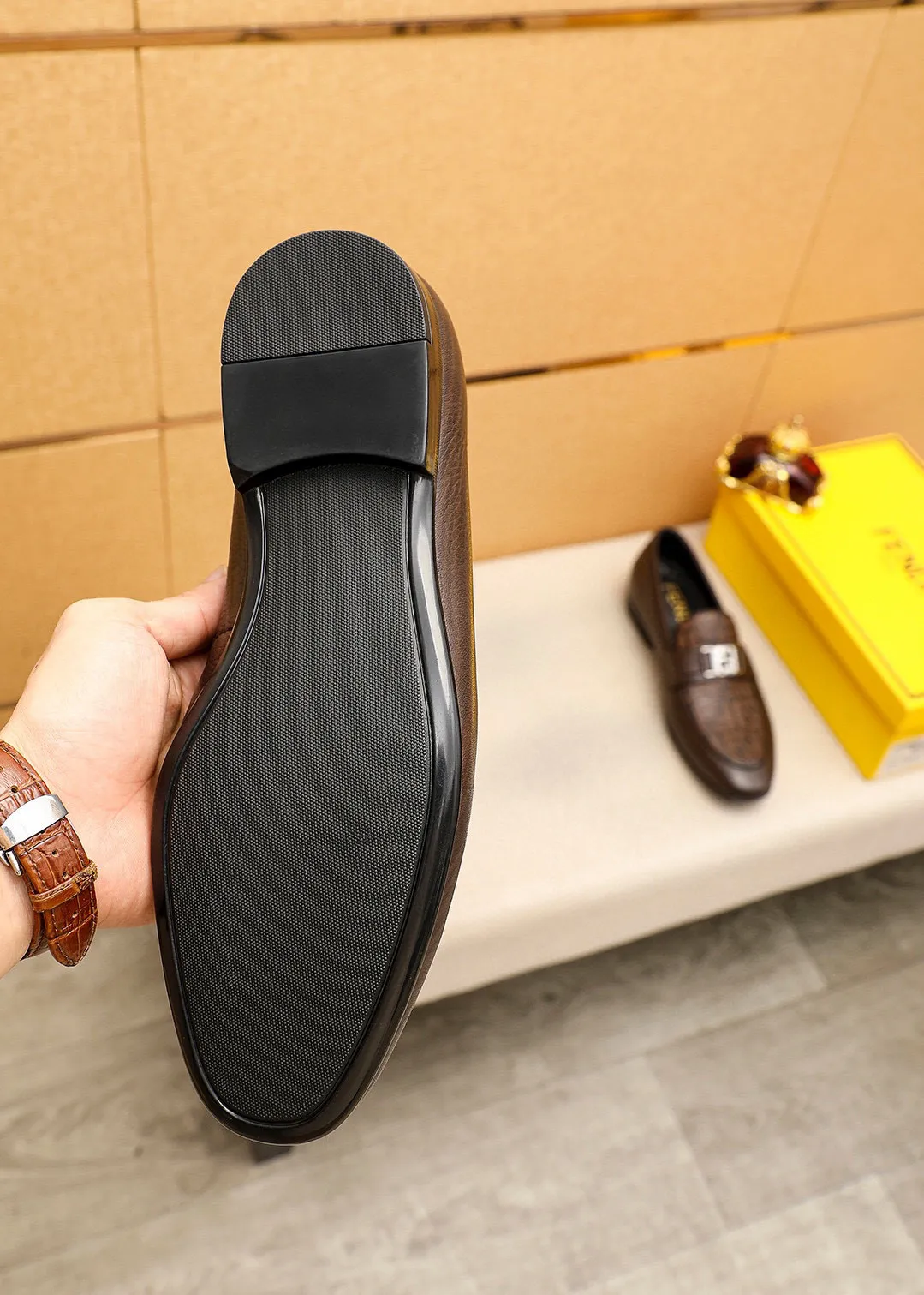 Men's shoes 💰442 💐 Product trademark: FENDI [Fendi] casual leather shoes Regular size: 38-44 (45🉑️customized) Product materials: Selected imported first-layer pebbled cowhide laser upper + luxury hardware buckle, imported cowhide leather lining. Strong three-dimensional visual effect, rubber outsole Color: 1⃣️color optional